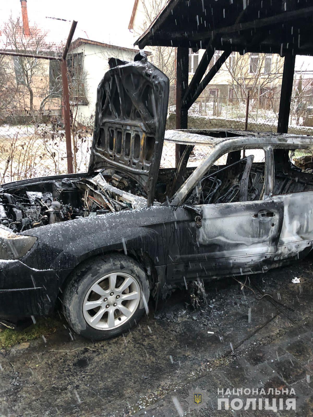 Закарпатські поліцейські розслідують пошкодження автомобілів журналіста