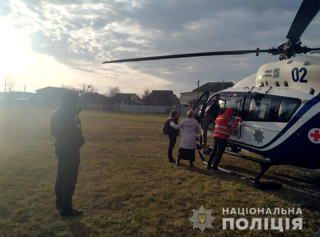 Поліцейські Київщини допомогли у транспортуванні хворої жінки до медичного закладу