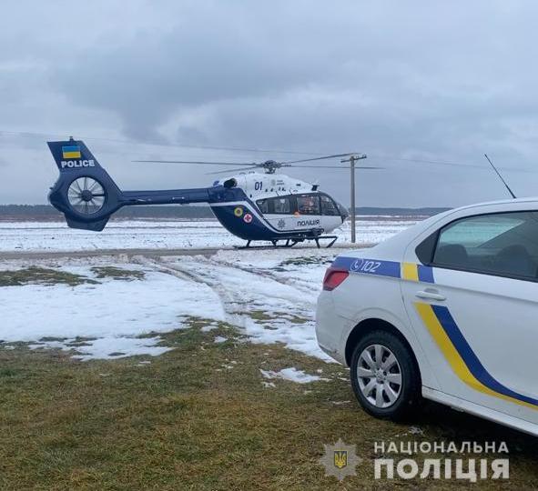 Поліцейський гелікоптер доставив до Львова літнього чоловіка, який впав з висоти
