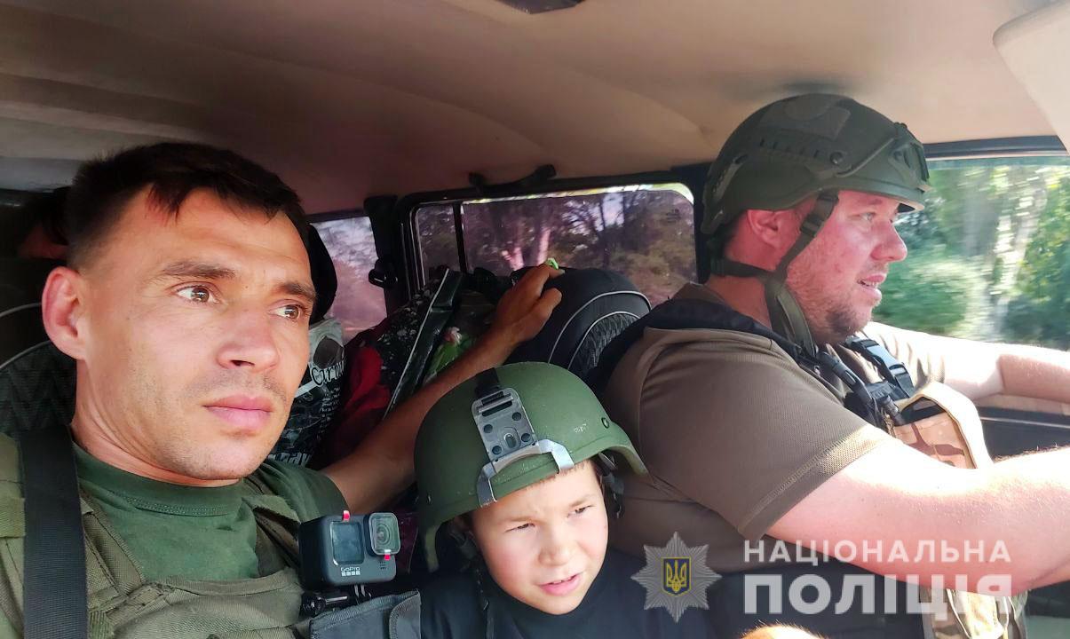 Поліцейський екіпаж «Білі янголи» евакуює мешканців Мар’їнки з-під обстрілів російської армії