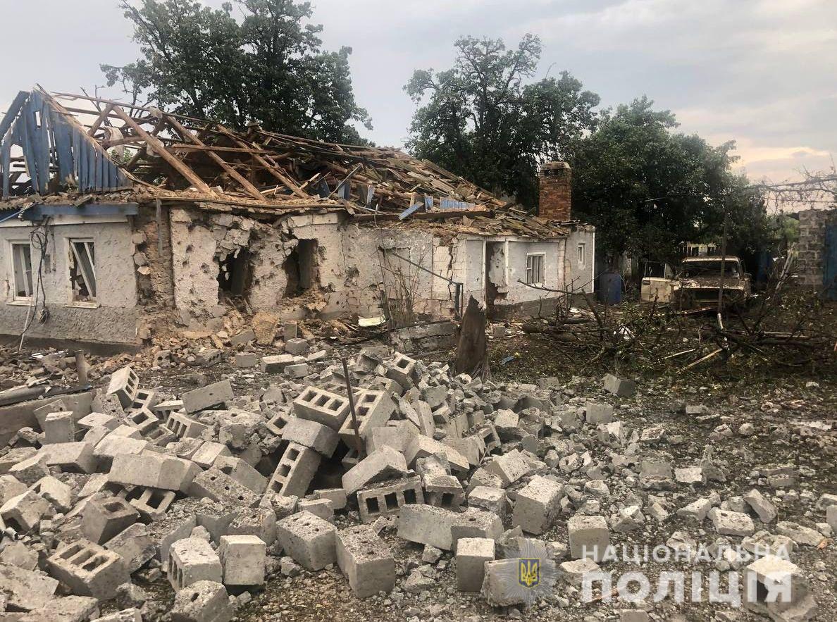 На Дніпропетровщині поліцейські документують наслідки нічних обстрілів окупантів - є поранені мирні жителі та пошкоджені будинки