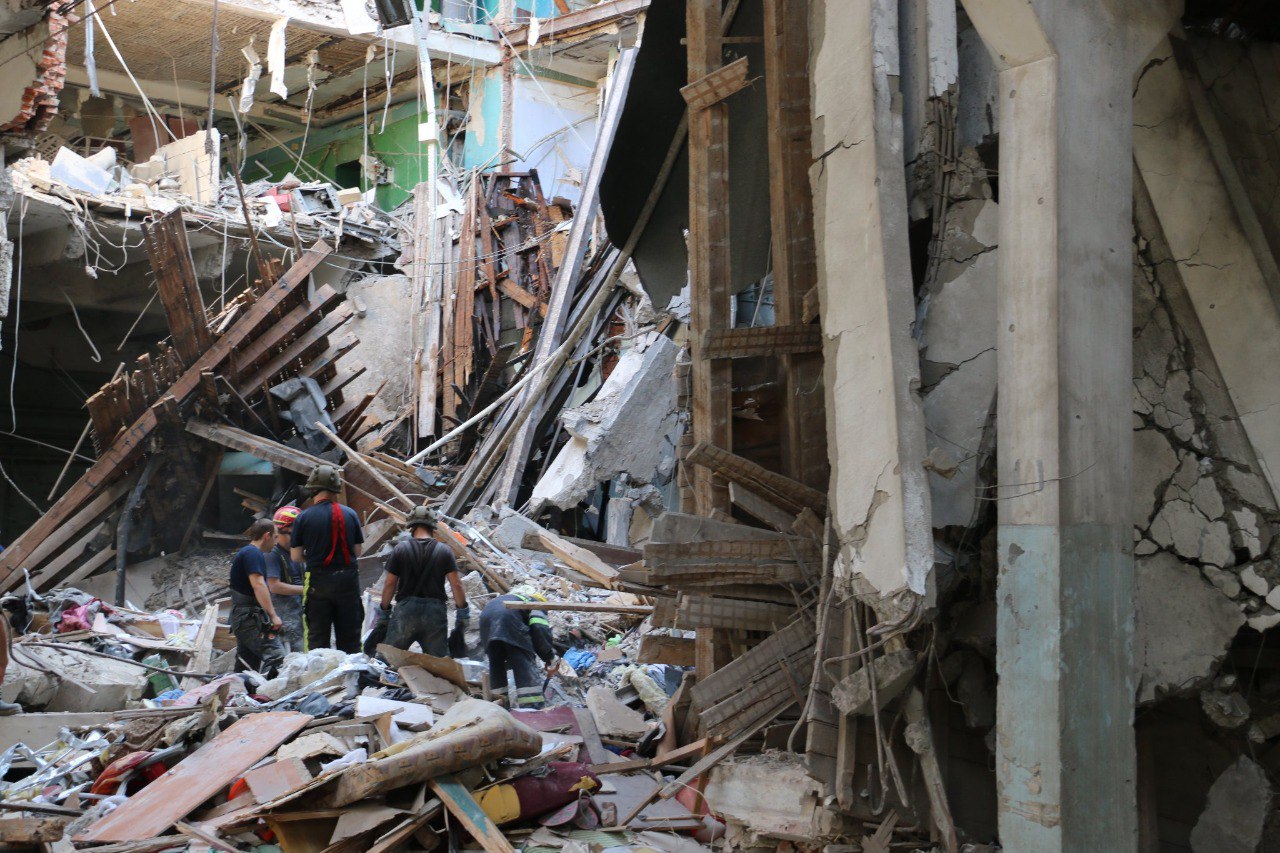 Надзвичайники завершили рятувальні роботи у зруйнованому обстрілом гуртожитку в Харкові
