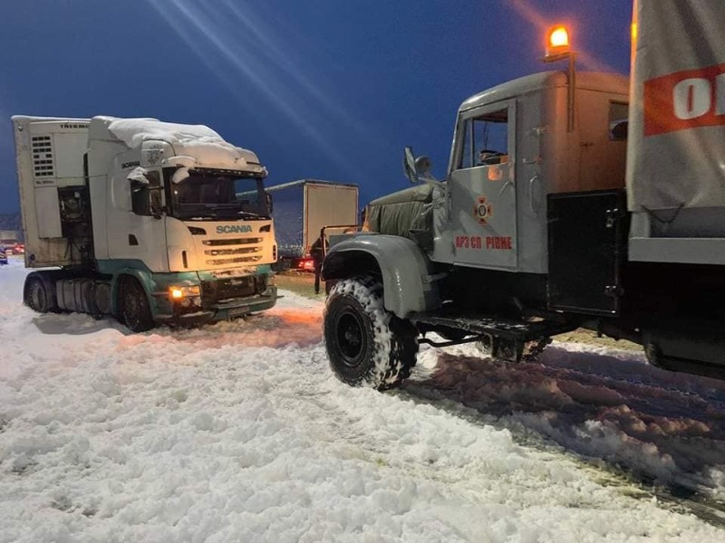 На Рівненщині надзвичайники допомогли звільнити зі снігових заметів 11 вантажівок