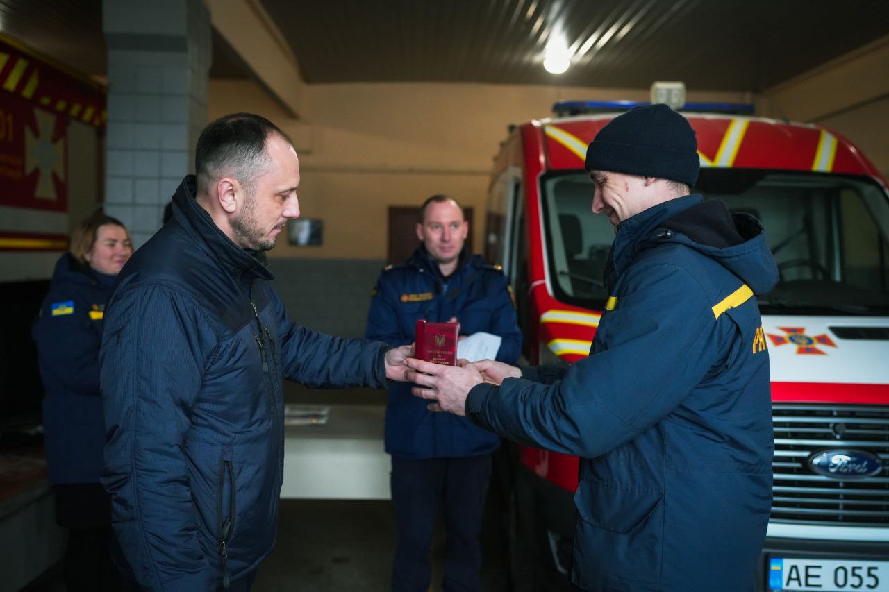 Голова ДСНС відзначив рятувальників донецького та дніпропетровського гарнізонів