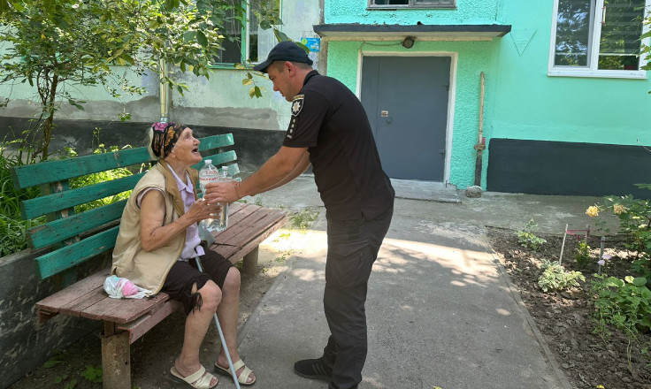 Поліцейські розвозять питну воду людям, які не можуть самостійно прийти до пунктів видачі на Дніпропетровщині
