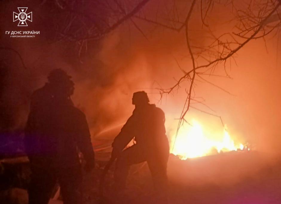 Армія рф атакувала Херсон: рятувальники вночі та зранку ліквідовували пожежі по місту (ВІДЕО)