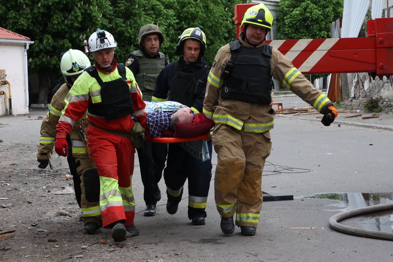 У Дніпрі 2 загиблих та 16 поранених, екстрені служби працюють на місцях російських ударів