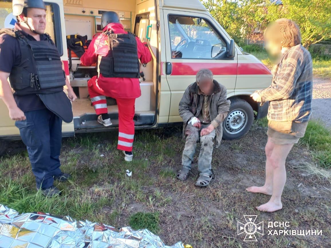 У Вовчанську після обстрілу надзвичайники з-під завалів врятували двох чоловіків, ще одна жінка загинула (ВІДЕО)