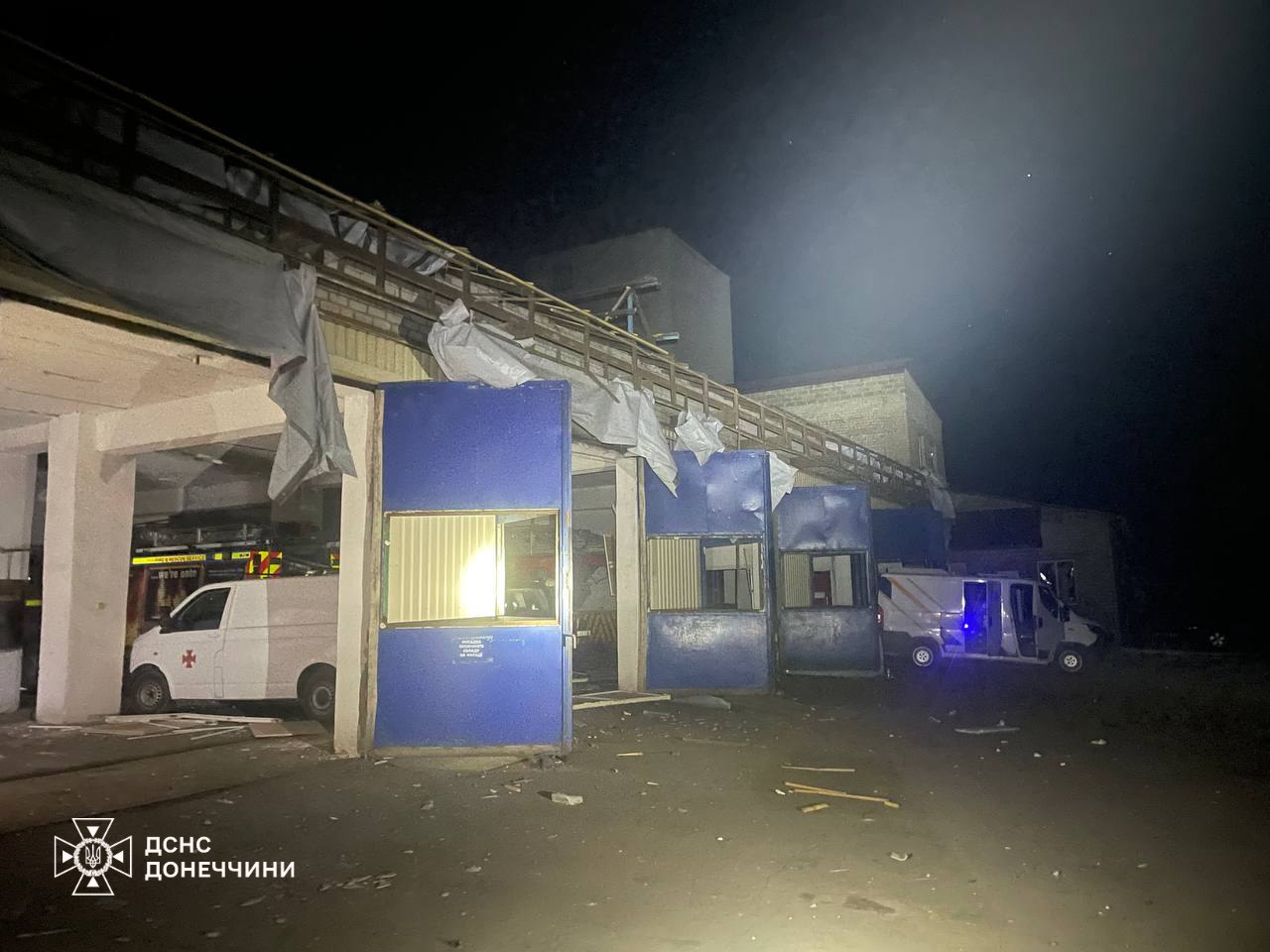 Окупанти скинули авібомбу на Селидове: вдруге за тиждень пошкоджено пожежно-рятувальну частину
