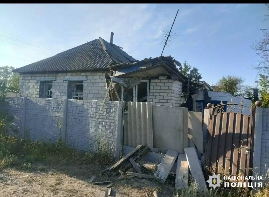 Зруйнований дах та вікна приватного будинку
