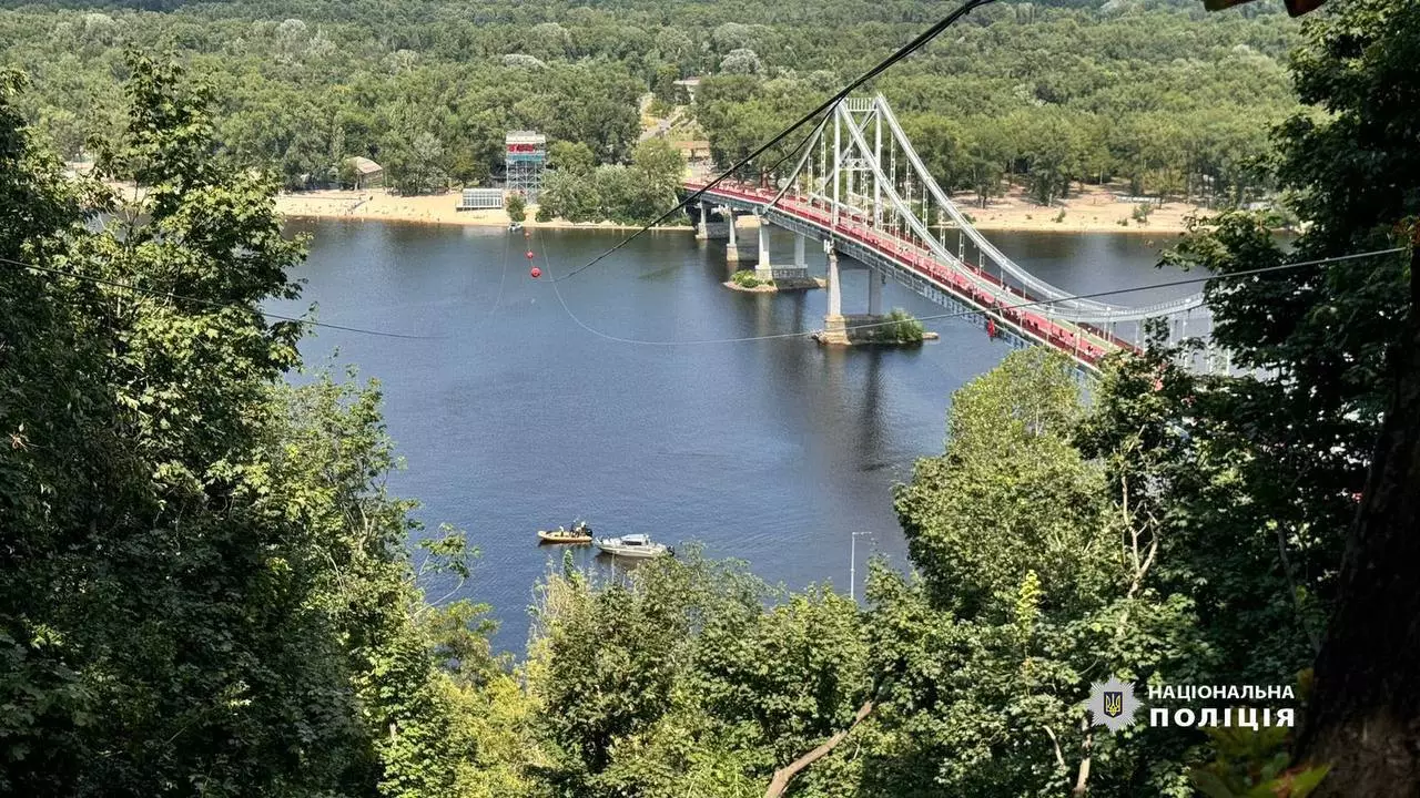 Пішохідний міст та канатна дорога через Дніпро