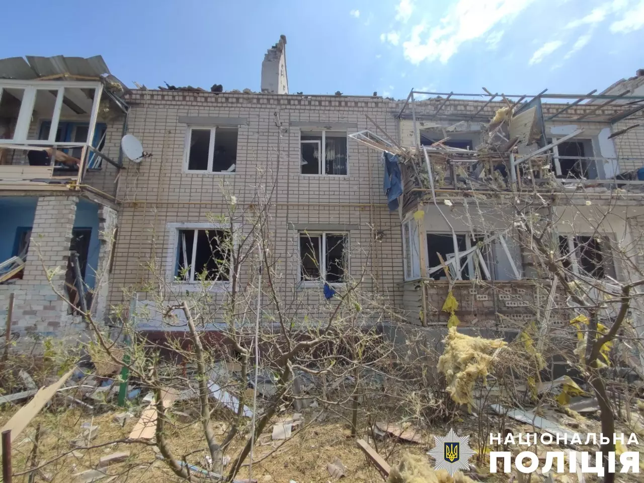 Розбитий дах та вікна багатоквартирного будинку