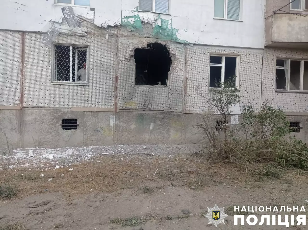 Вибиті та вигорівші вікна багатоповерхового будинку