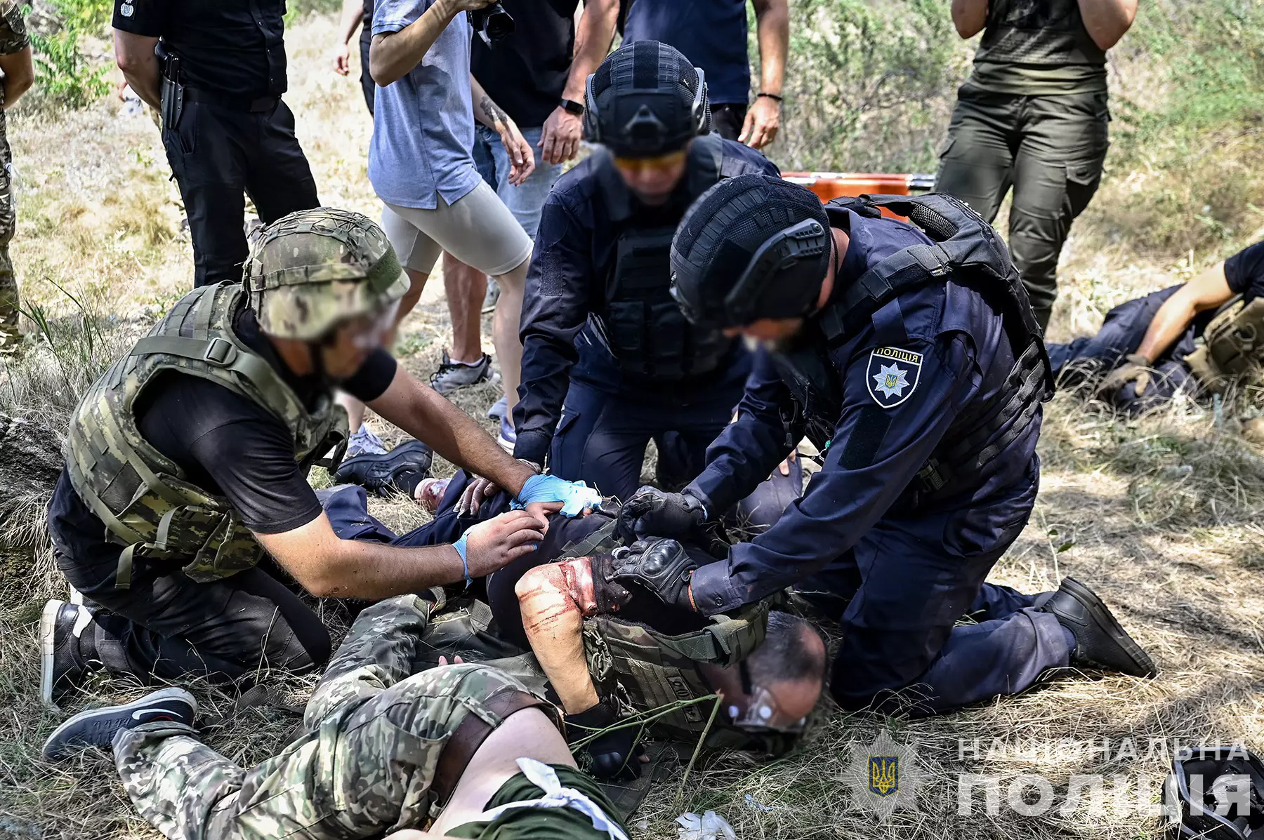 Поліцейські під час навчання надають першу медичну допомогу умовно пораненому побратиму