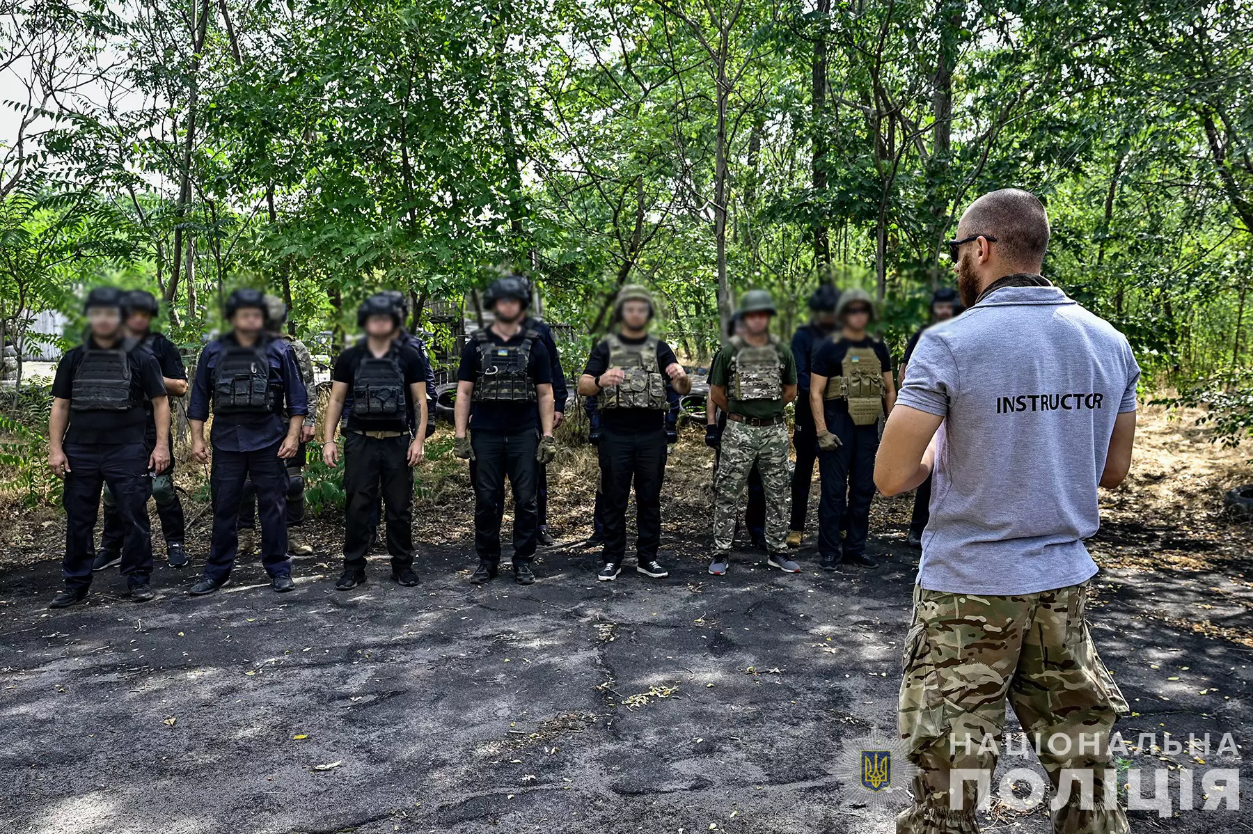 Інструктор проводить інструктаж для групи поліцейських
