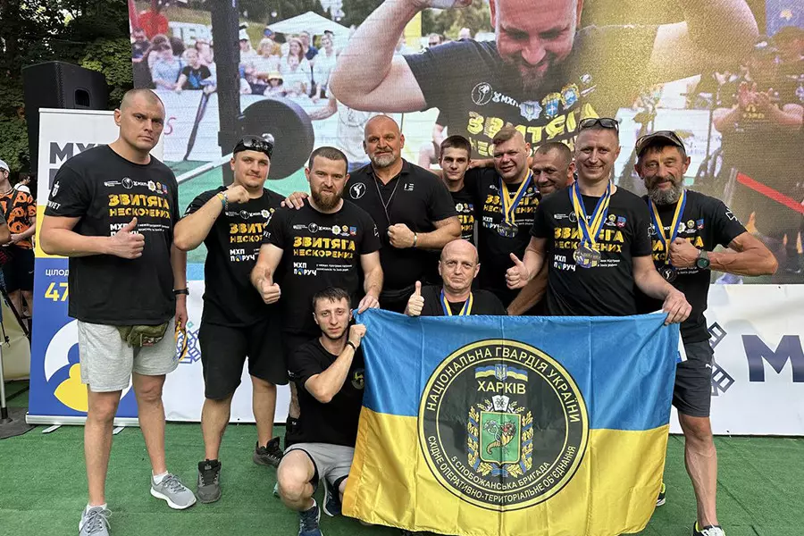 Учасники та переможці турніру, які тримають прапор Слобожанської бригади НГУ. По центру стоїть Василь Вірастюк