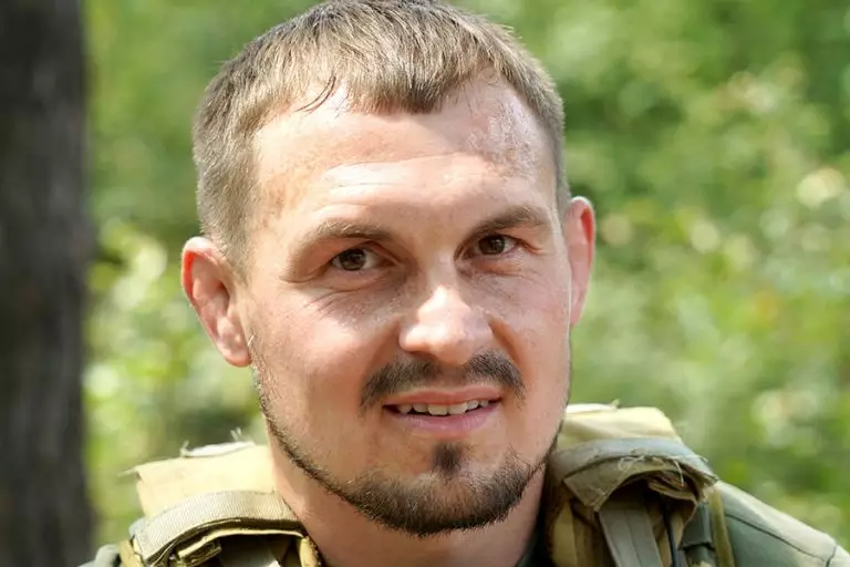 Усміхнене обличчя інструктора Страйка