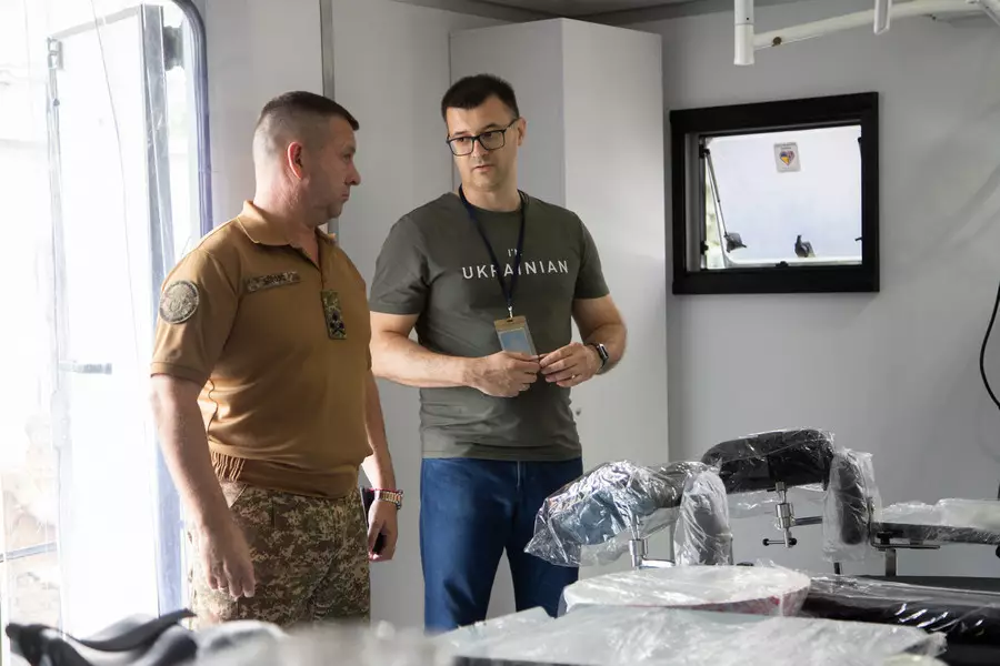 Бригадний генерал НГУ розмовляє з волонтером з Норвегії всередині хірургічного комплексу