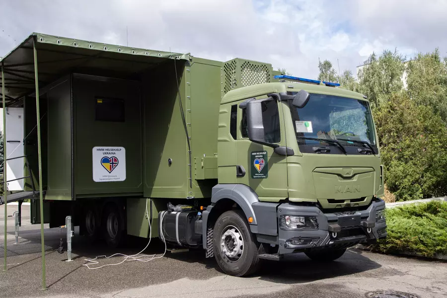 Хірургічний комплекс зеленого кольору у вигляді вантажівки