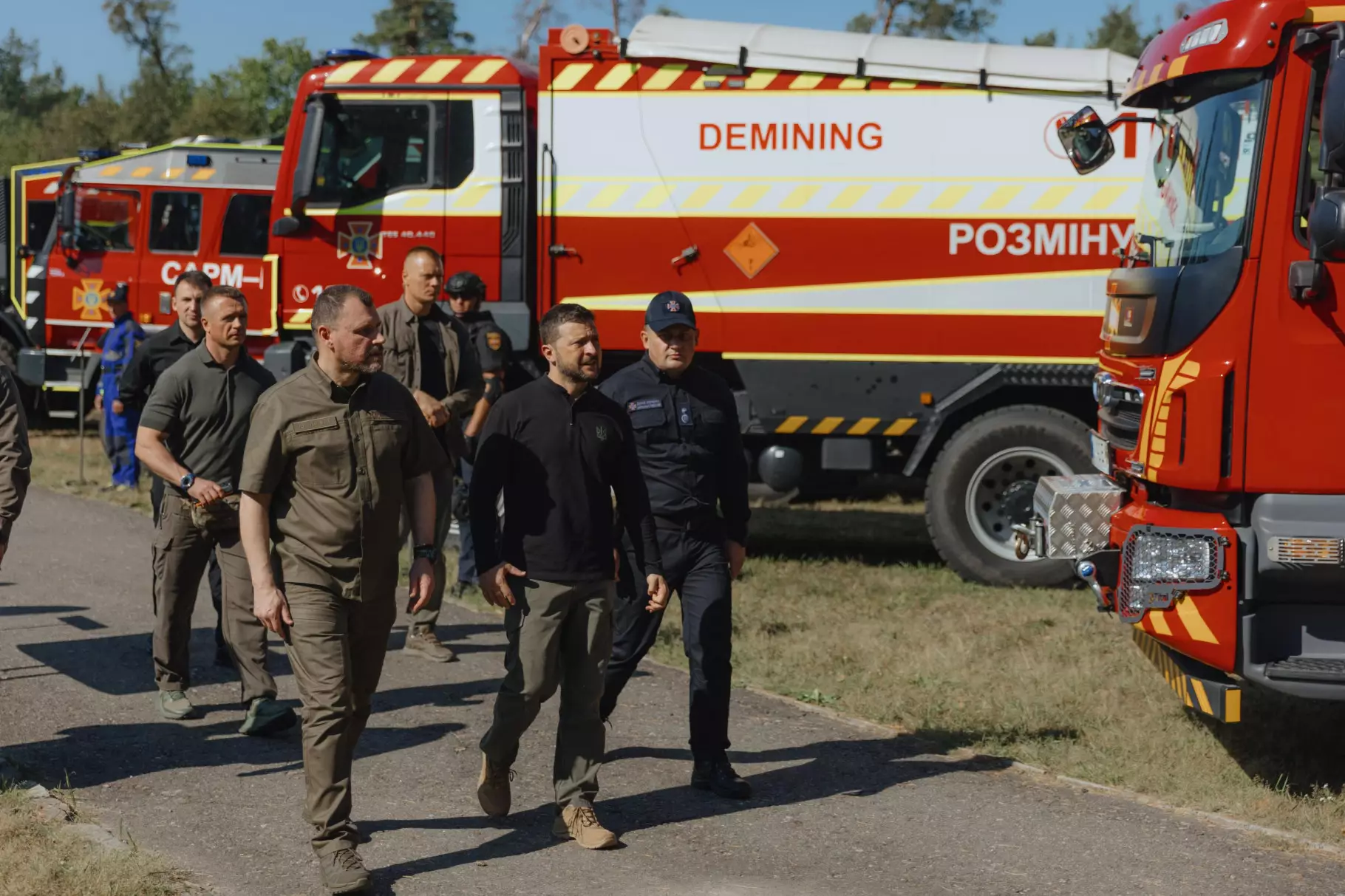 Володимир Зеленський разом з Ігорем Клименко та Андрієм Даником оглядають авто ДСНС із написом "розмінування"