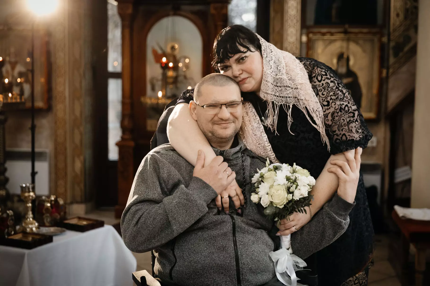 Подружжя обіймають один одного