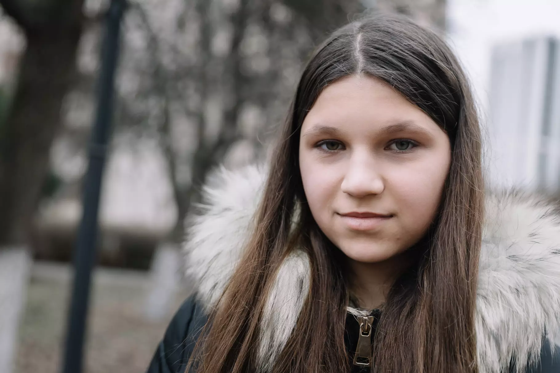 Донька подружжя Олена стоїть на подвір'ї медичного закладу