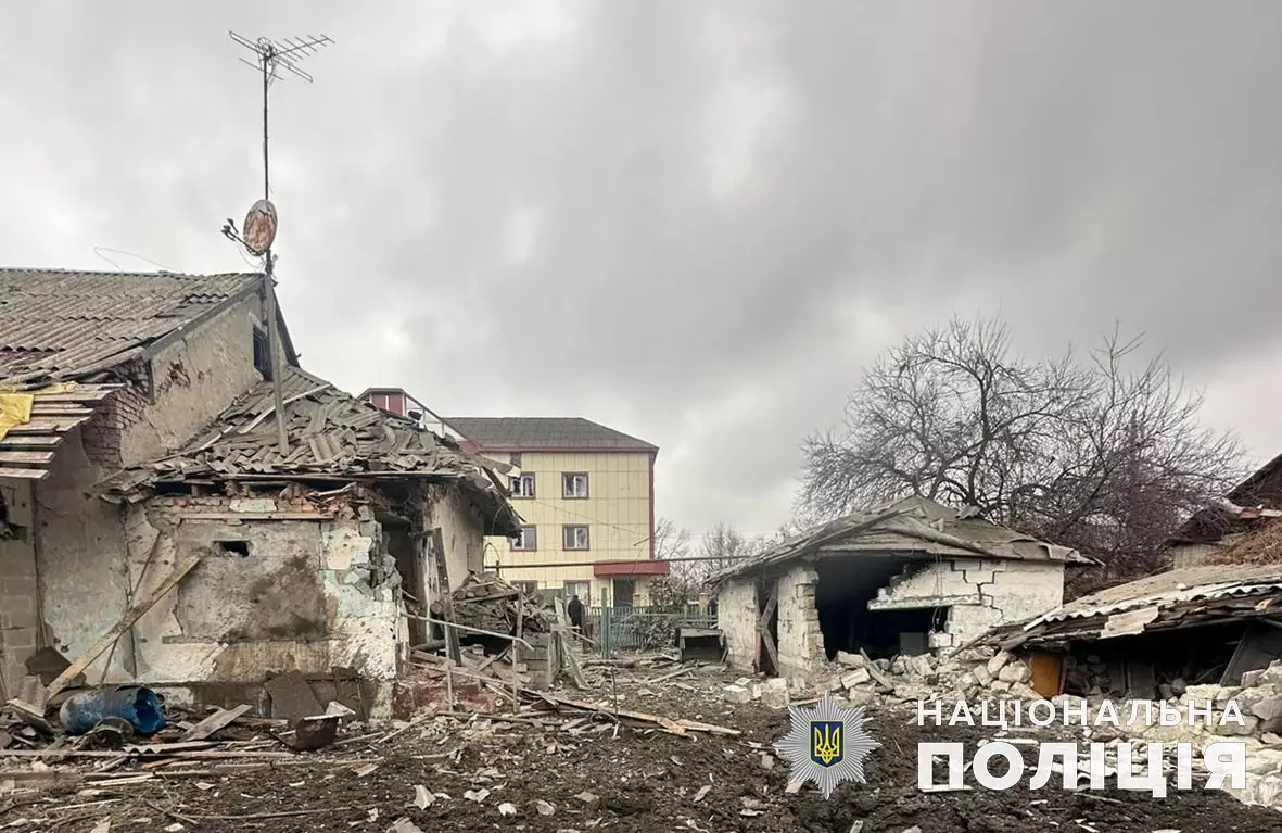 Зруйновані приватні будинки: господар оглядає місце обстрілу