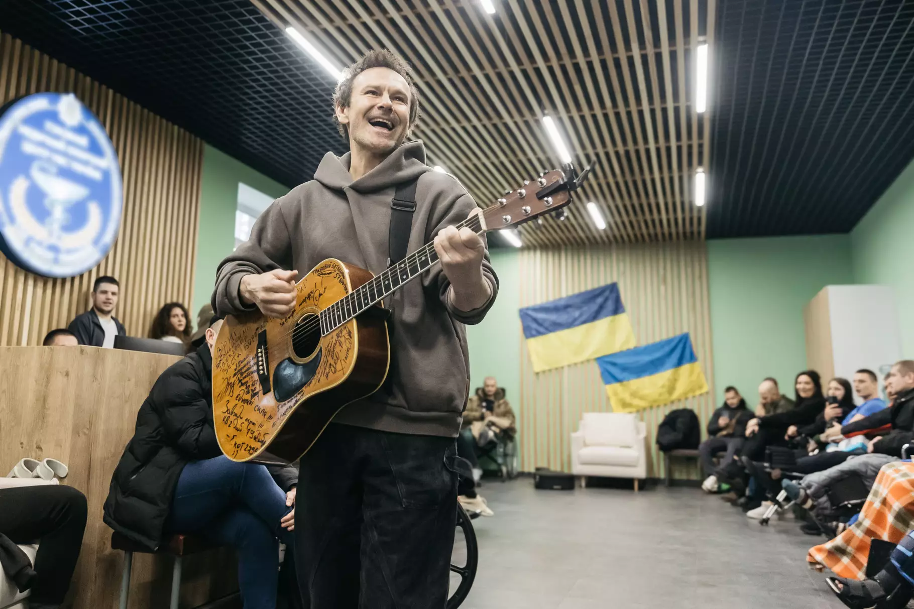 Радісний Вакарчук співає для бійців
