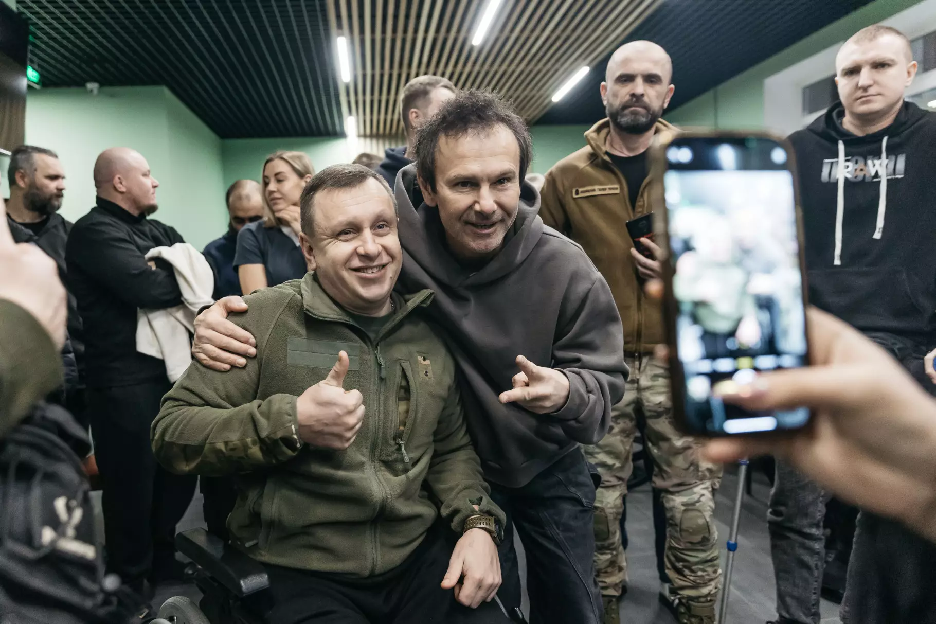 Святослав фотографується з військовими