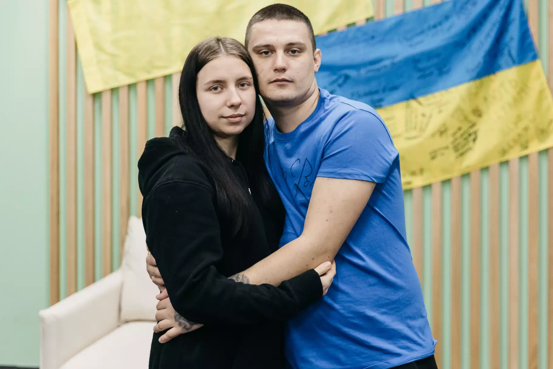 Шева з дружиною - на фоні прапорів, підписаних відомими людьми