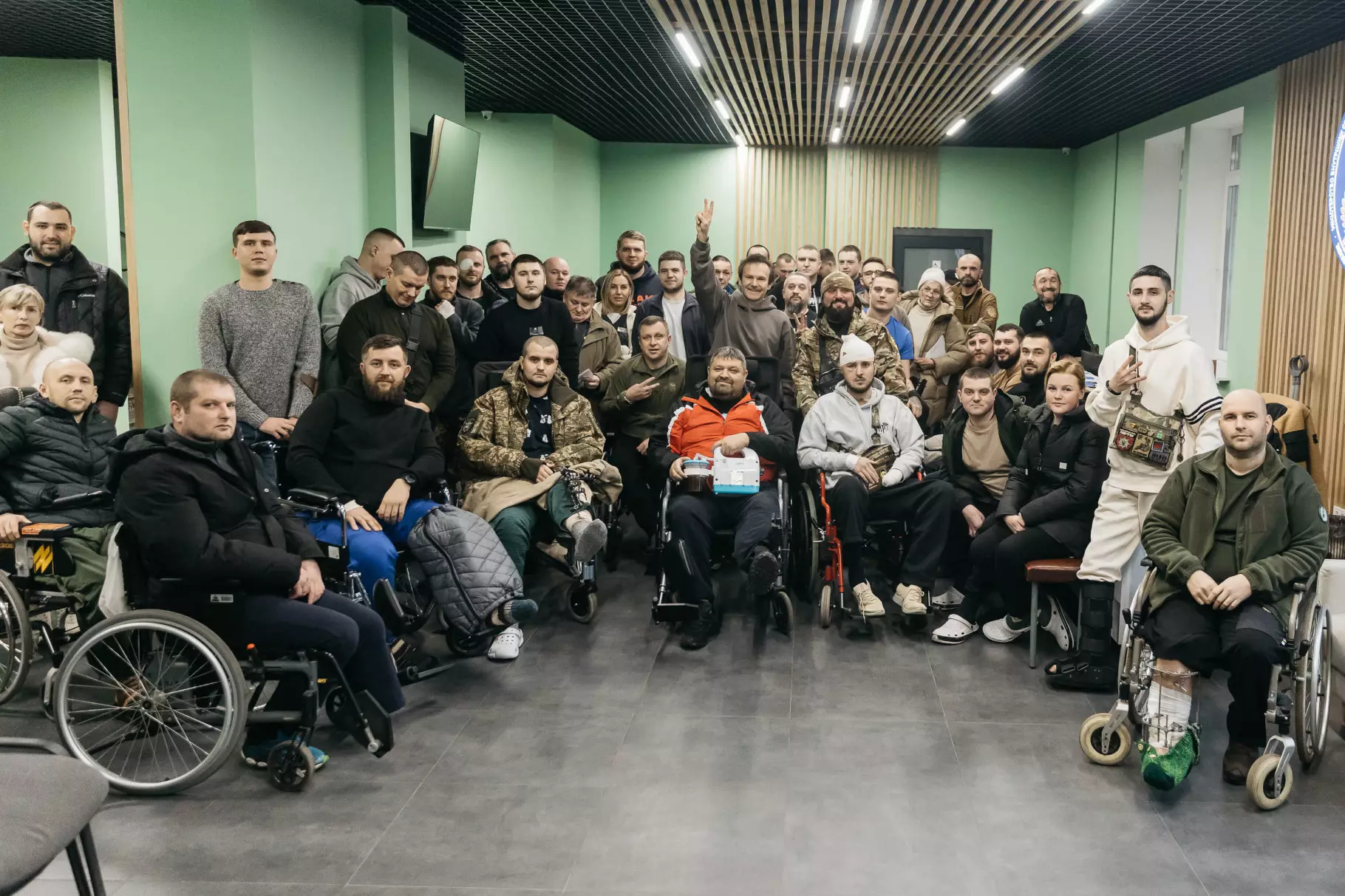 Святослав показує знак перемоги в колі поранених бійців