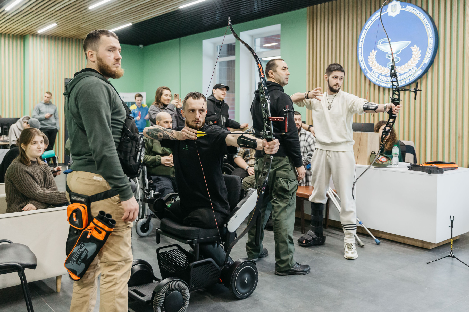 Переможці «Ігор нескорених» та професійний спортсмен навчали ветеранів МВС стрільбі з лука та настільному тенісу