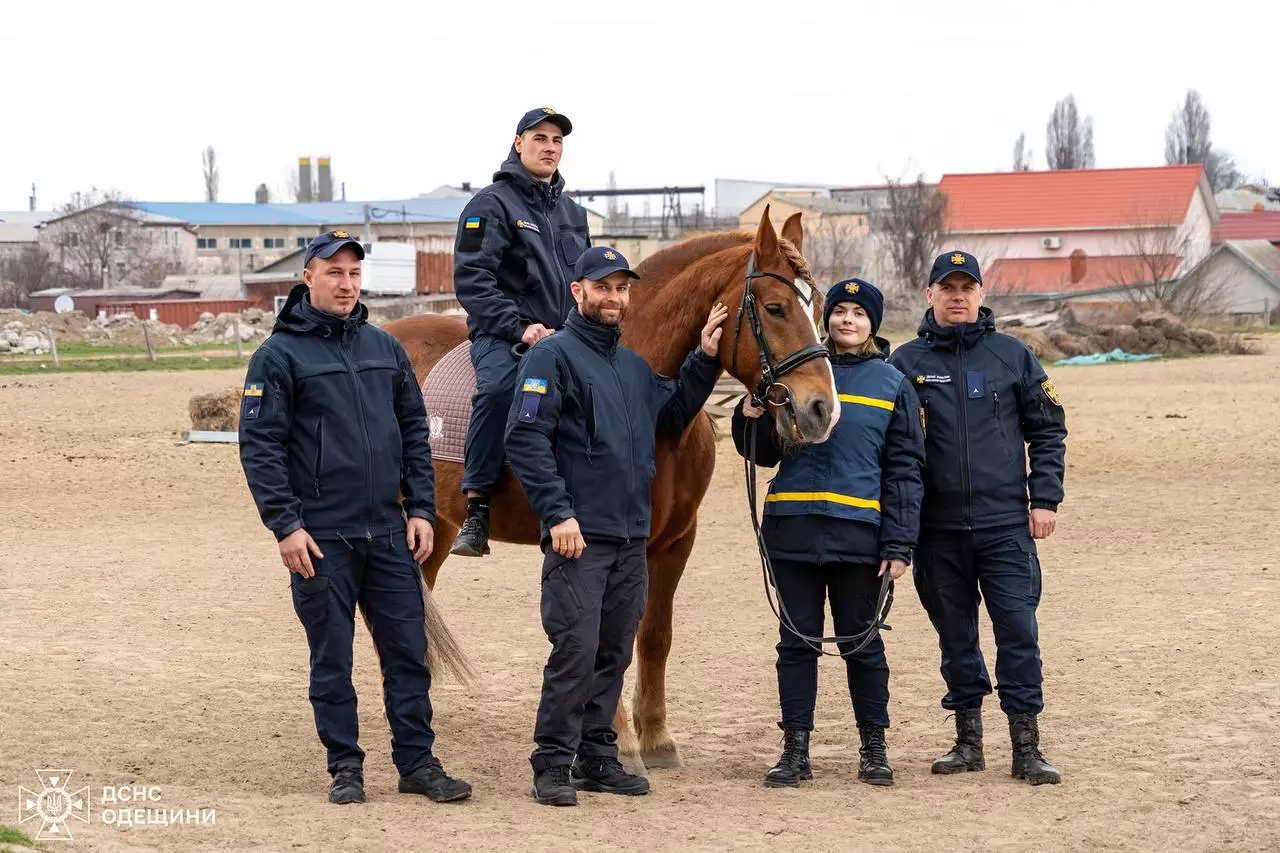 Водолаз-сапер верхи на іподромі в оточенні своїх колег