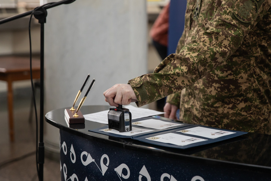 У Києві погасили поштові марки, присвячені 11-й річниці Національної гвардії України