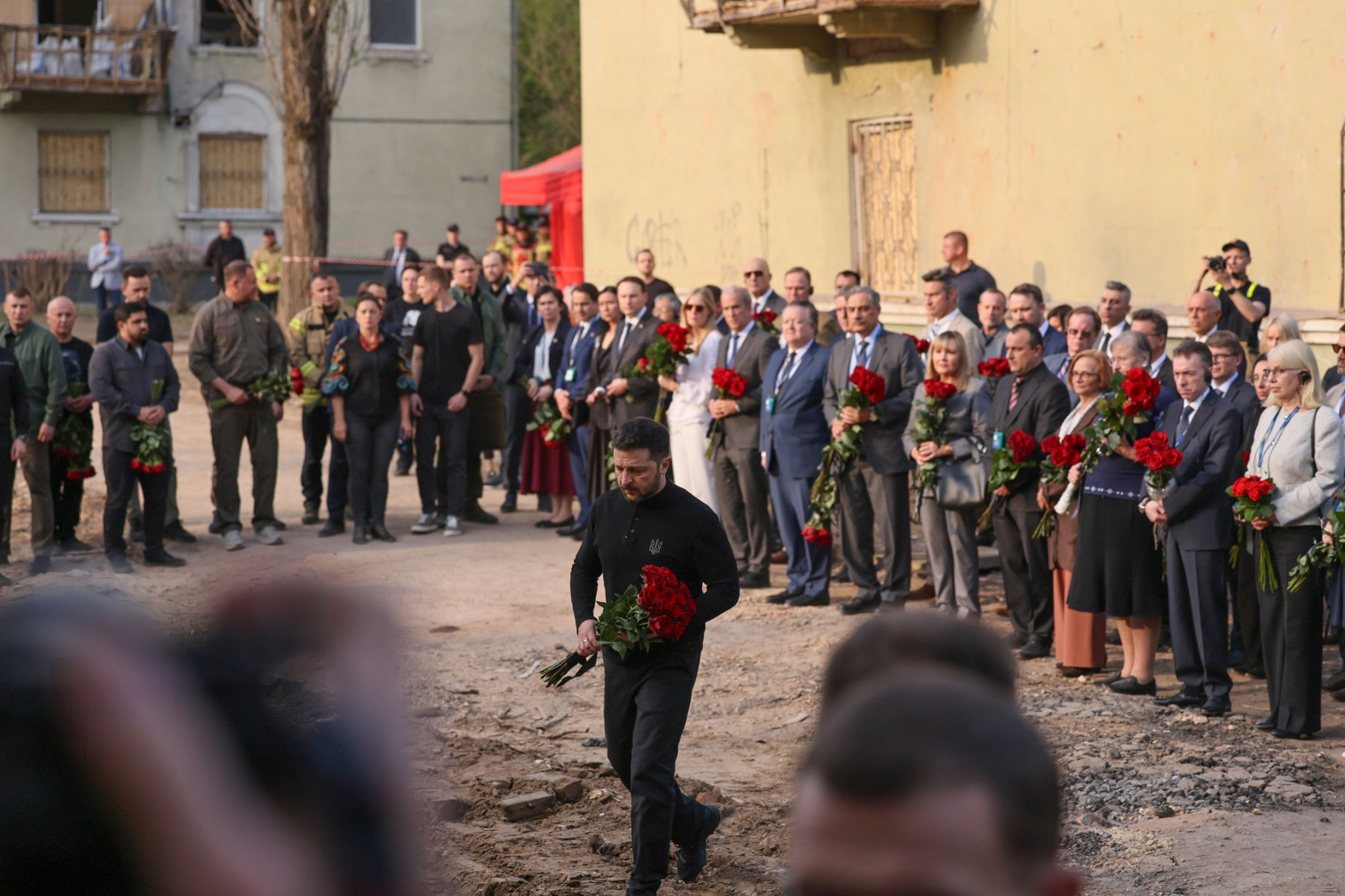 Володимир Зеленський разом з Ігорем Клименком та представниками держав і міжнародних організацій вшанували памʼять загиблих унаслідок російського удару по Києву