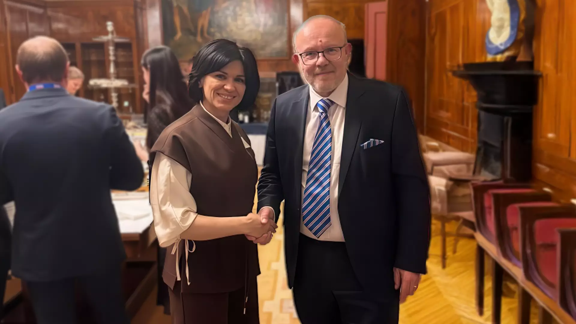 Лілія Бойко тисне руку учаснику конференції