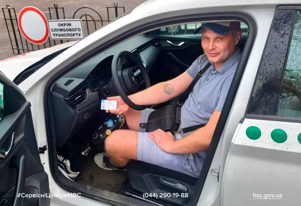 Андрій за кермом автомобіля