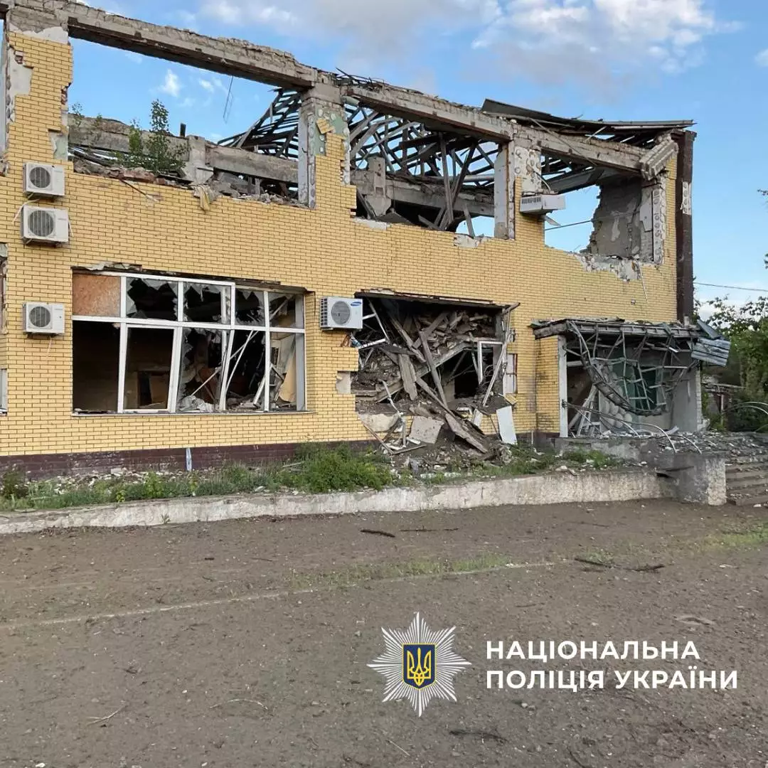 зруйнована адміністративна будівля