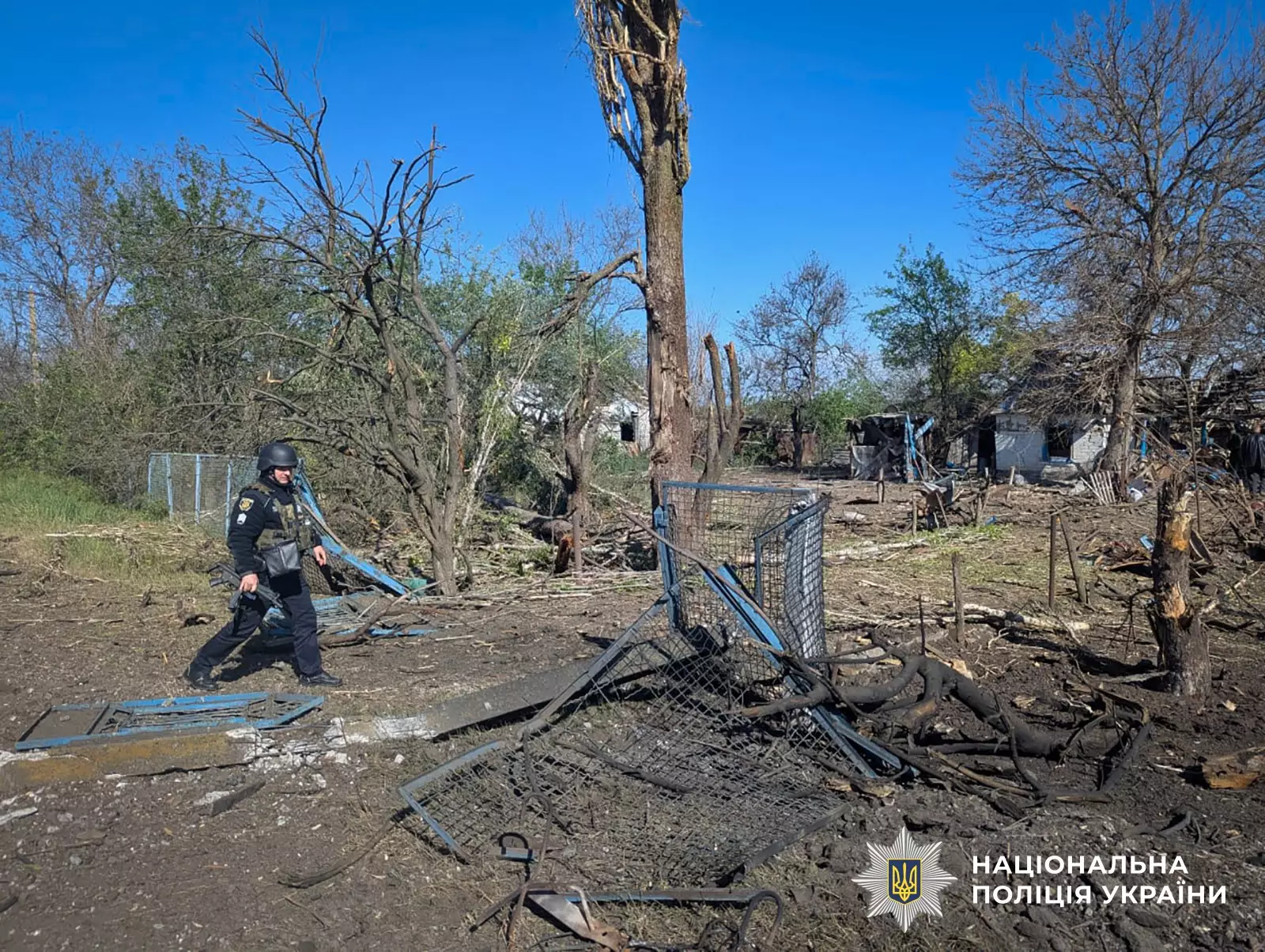 Поліцейський оглядає місце обстрілів