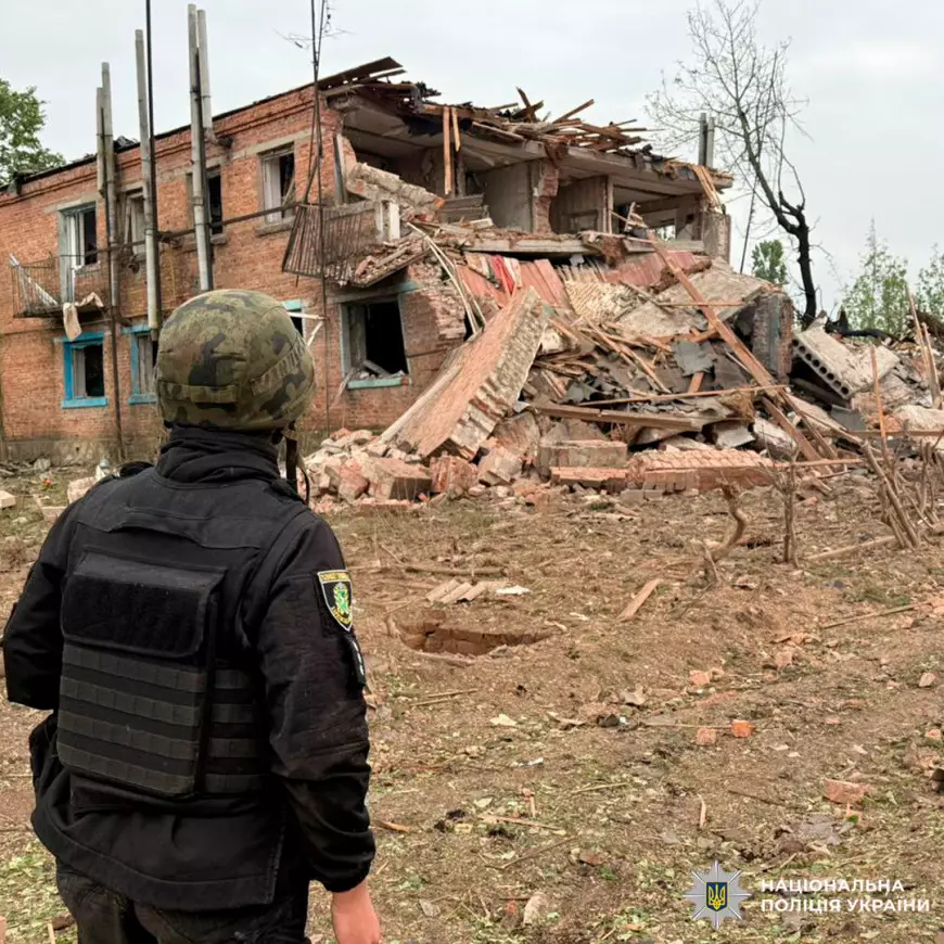 Поліцейський оглядає місце руйнування будинку