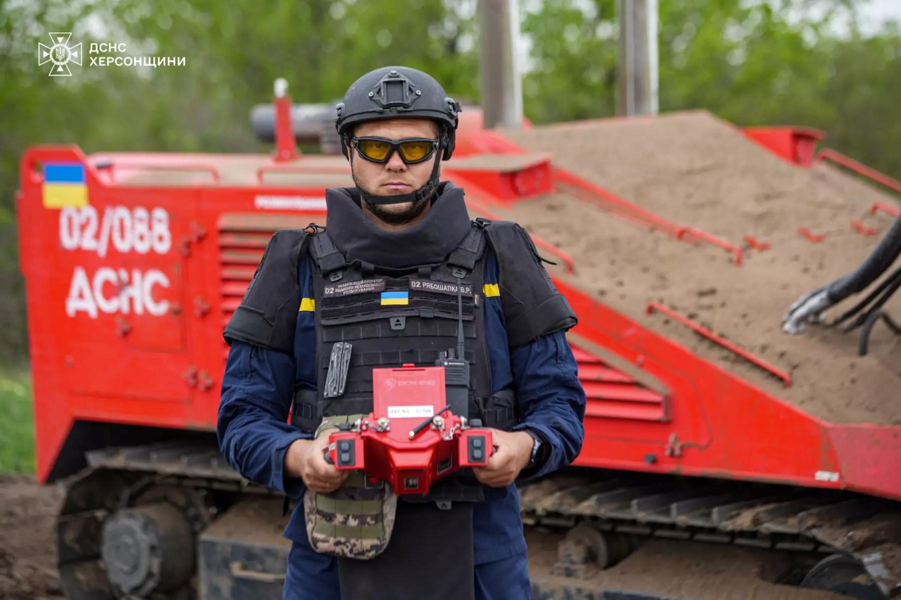 Сапери ДСНС продовжують розміновувати Херсонщину (відео)