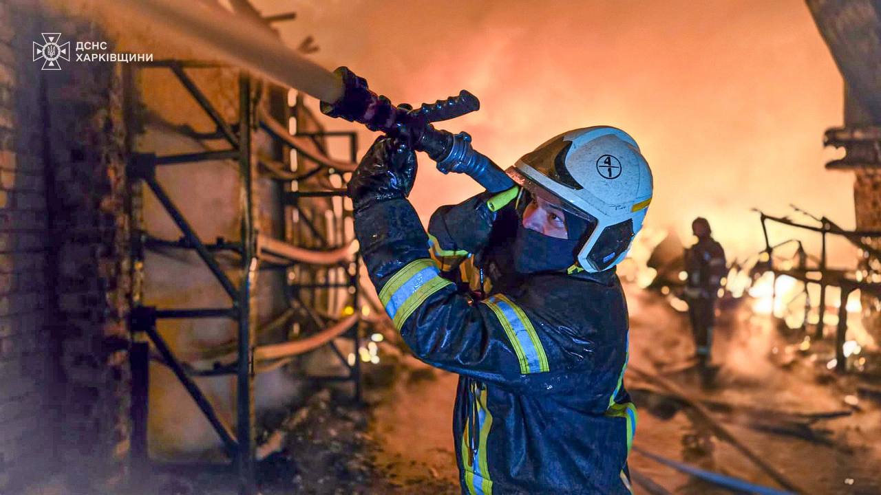 Масована атака безпілотників по Харкову: рятувальники ліквідовують наслідки